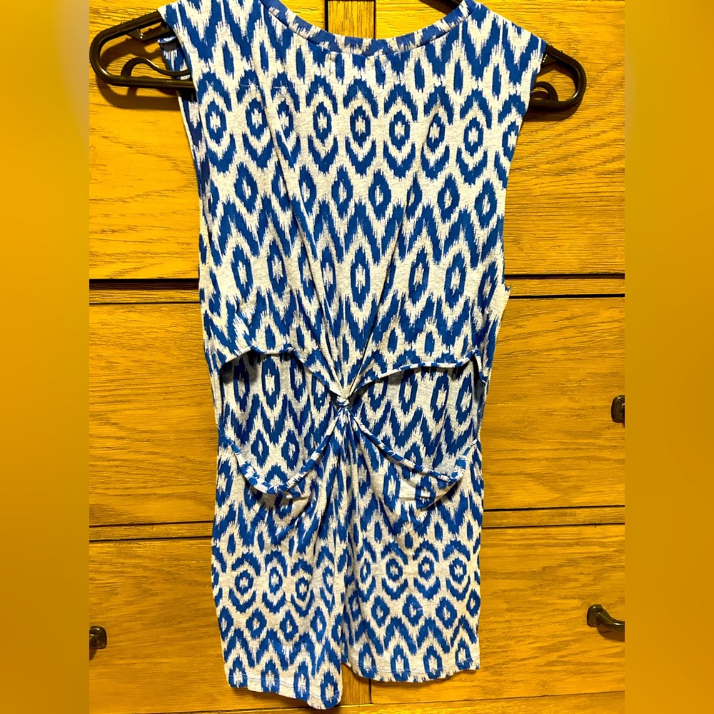 Super cute blue sleeveless top - M